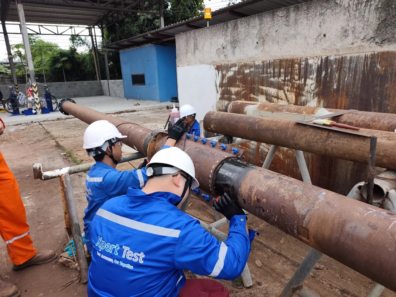 HOMC Guided-Wave sensor array placed on a bolted riser clamp to size corrosion under the clamp without removal
